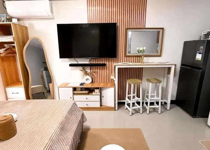 Relax At Miss Lakwachas Space *